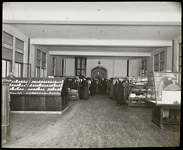 Étudiants dans l'exposition temporaire des minéraux, Édifice commémoratif Victoria, 1912