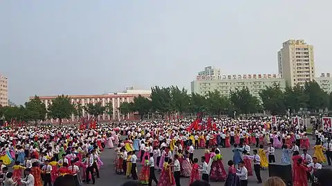 Étudiants dansant lors du 69e anniversaire de la création de la RPDC.