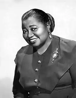 Hattie McDaniel, première personne afro-américaine à remporter un oscar (meilleure actrice dans un second rôle) en 1940 pour son rôle dans Autant en emporte le vent.