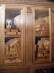 Trompe-l’oeil de l'intérieur des vitrines placés sur l’extérieur des portes.