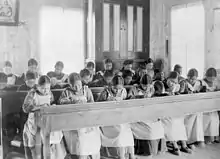 Enfants autochtones dans un pensionnat de Fort Resolution, dans les Territoires du Nord-Ouest.