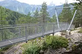 Pont suspendu au dessus de la cascade.