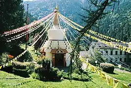 Stupa de l'Institut Karma Ling, pratiquant le vajrayana tibétain, en Savoie
