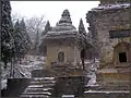 Sépultures au cimetière du monastère .