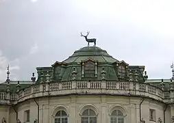 Sculpture d'un cerf sur le toit.