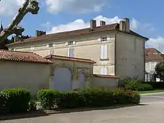 Logis du XVIIIe siècle et portail.