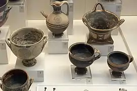 Poteries protogéométriques provenant de Tirynthe et d'Asinè. Musée archéologique de Nauplie.