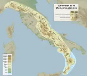 Carte des Apennins avec la chaîne principale en surbrillance encadrée par le Subapennin et l'Antiapennin.