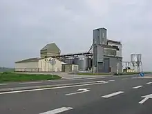 vue de silos agricoles au bord d'une route