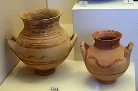 Amphorisques d'époque submycénienne (v. 1050-1025 av. J.-C.), Athènes. Musée archéologique du Céramique.