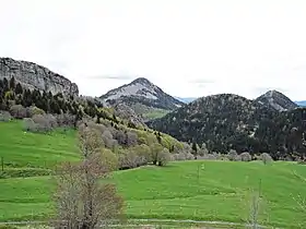 Vue du rocher des Pradoux (à gauche) et du suc de Sara (au centre).