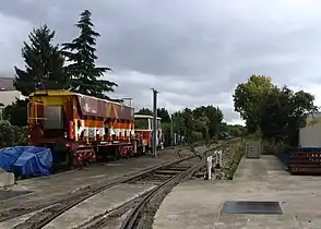 Train de chantier garé sur la base d'essais.