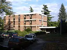 bâtiment de la mairie, en briques rouges