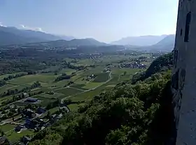 Vue de l'extrémité méridionale de la combe de Savoie depuis le château de Miolans au pied du massif des Bauges au nord avec le Montraillant dans le centre gauche.