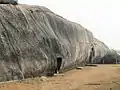 Entrées de la grotte de Sudama, et plus loin, de la grotte de Lomas Rishi, colline de Barabar.