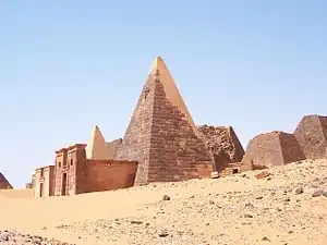 Pyramide à l'avant