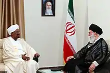 Rencontre entre deux chefs d'État africain et iranien en tenues traditionnelles assis face à face dans des fauteuils