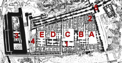 Plan du palais Sud de Babylone (VIe – Ve siècle av. J.-C.) : A, B, C, D, E : cours principales. 1 : Salle du trône, 2 : Bâtiment voûté, 3 : Bastion ouest, 4 : Bâtiment perse, 5 : porte d'Ishtar.