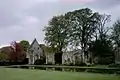 Ruine gothique avec arbres et un plan d'eau