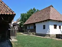 Maison rurale et porte sicule dans le Musée István Molnár.