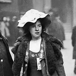 Mabel Capper en 1912, avec sa médaille et sa broche Holloway