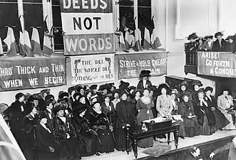Avec d'autres suffragettes, à un meeting, en 1908.