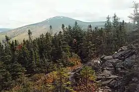 Sugarloaf Mountain vue depuis le sentier des Appalaches au-dessus de Crocker Cirque.