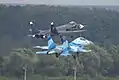 L'unique biplace Su-35UB et un Su-47 volant en formation serrée, lors de l'exposition MAKS 2003.