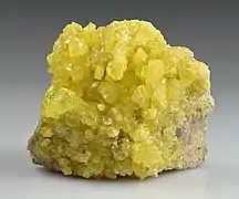 Cristal de soufre sur une matrice 4,8 × 3,5 × 3 cm. Mine d'El Desierto (province de Daniel Campos, Bolivie).