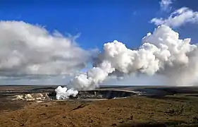 Panache de gaz volcaniques soufrés rejetés par le Halemaʻumaʻu en 2008.