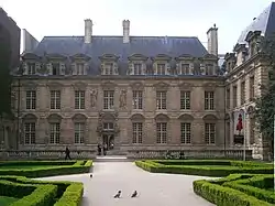 Façade (nord) sur jardin avec sa terrasse fermée par une balustrade, offrant un promenoir dominant l'espace végétalisé.