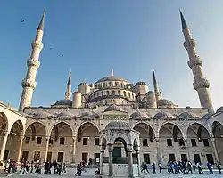 vue sur la cour de la Mosquée bleue