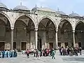 Avant-cour à arcades d'une des portes d'entrée de la Mosquée bleue