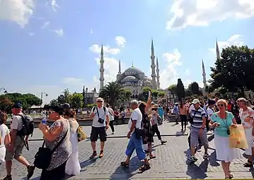 Touristes devant la Mosquée bleue.