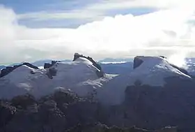 Vue du Sumantri (pic rocheux au centre) et du Nga Pulu (sommet neigeux à droite).