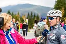 Un jeune homme avec des lunettes et un casque pendant une interview.