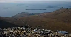 Les îles Summer vues vers le sud-ouest depuis le Ben Mor Coigach : Tanera Mòr est la plus grande des îles sur la droite.