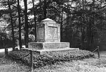 Une image en noir et blanc d'un monument en pierre contenant la dépouille de Jethro Sumner