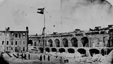 Photo de la cour de Fort Sumter après la bataille.