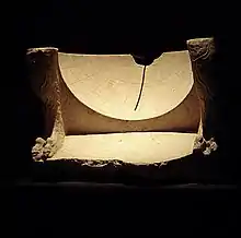 Cadran solaire de calcaire en portion d'hémisphère dans deux pieds de lion sculptés