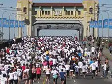 Description de l'image Sun Run 2010 - Burrard Bridge.JPG.