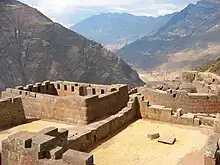 Une forteresse située dans un paysage de haute montagne