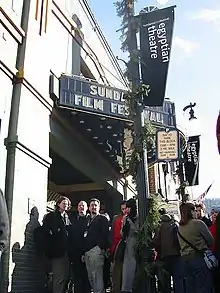 Photo du Festival du film de Sundance avec un cinéma et au-dessus l'inscription du festival