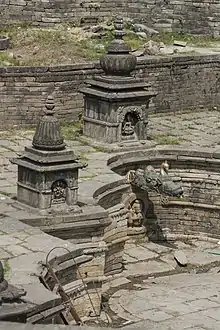 Fontaine principale de Sundhara, Katmandou, avec le sanctuaire de Garuda au-dessus et la sculpture de Bhagiratha en dessous.