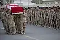 Une garde d'honneur canadienne porte les restes de Sebastien Courcy lors d'une cérémonie à l'aérodrome de Kandahar (Afghanistan) le 17 juillet 2009.