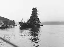 Croiseur japonais à quais, prenant l'eau par l'arrière.
