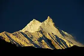 Vue de la cime principale (à gauche) et de la cime orientale (à droite) du Manaslu depuis le nord-est, à l'aube.