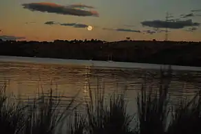 Coucher de soleil dans la réserve naturelle d'Oviston sur les rives méridionales du barrage