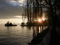 Coucher de soleil sur l'île Villa Salagnon. (Photo prise le 19 juillet 2005)