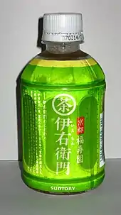 Une petite bouteille octogonale en plastique, à l’emballage vert.